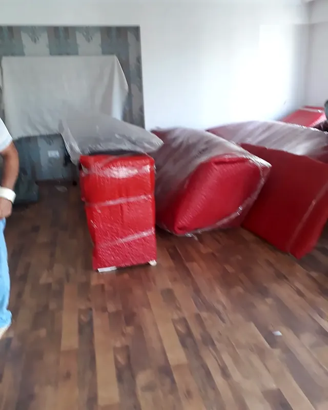 Koruma ambalajıyla sarılmış sehpa ve koltuklar