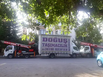 Doğuş Taşımacılık kamyonu ve iki asansörlü araç yan yana