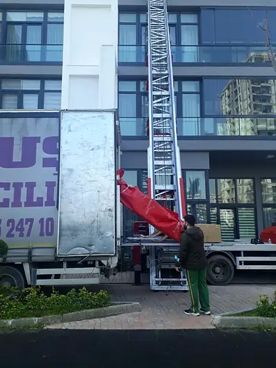 Asansör platformunda koruma ambalajlı eşya ve Doğuş kamyonu