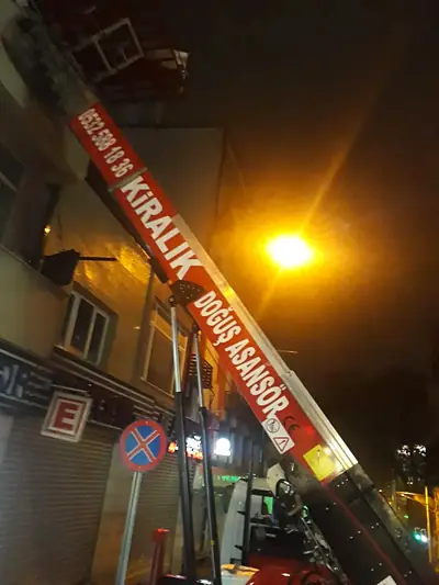 Akşam saatinde çalışan Doğuş Asansör kolu