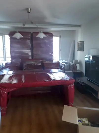 Ambalajlanmış yemek masası ve sandalyeler