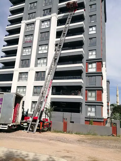 Yüksek bir apartmanın üst katlarına uzanan eşya asansörü