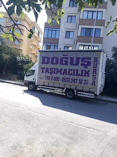 Sokakta park etmiş Doğuş Taşımacılık Bursa yazılı kamyon