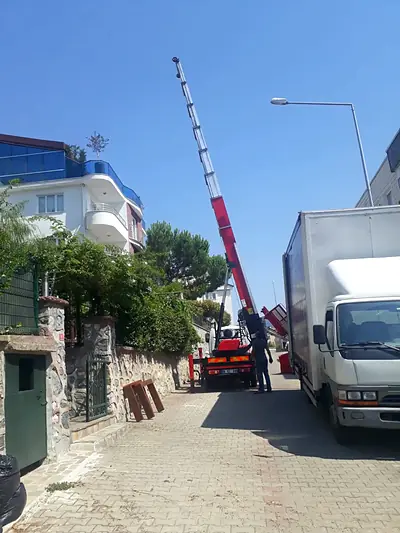 Sokak içinde yukarı uzatılmış asansör kolu ve kamyon