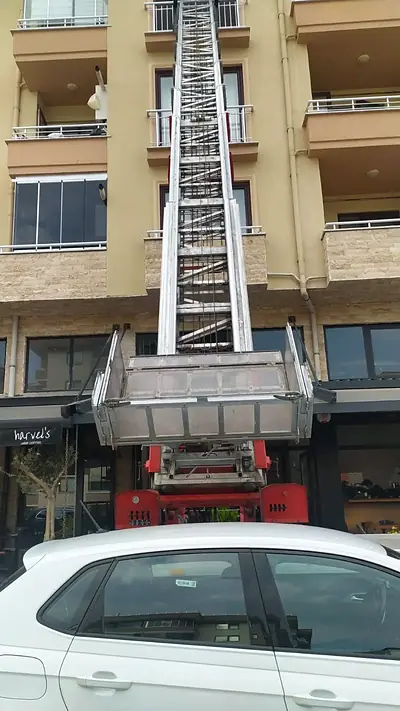 Balkon hizasına yükselen asansör platformu