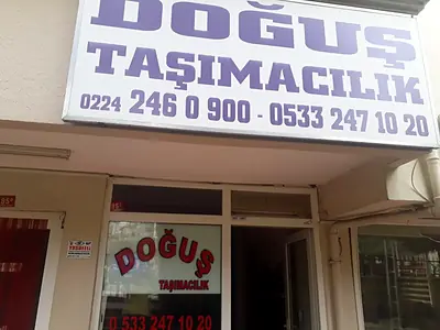 Doğuş Taşımacılık ofisinin tabelası ve girişi