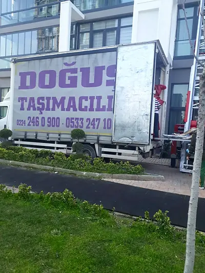 Bina önünde yükleme yapan Doğuş Taşımacılık kamyonu