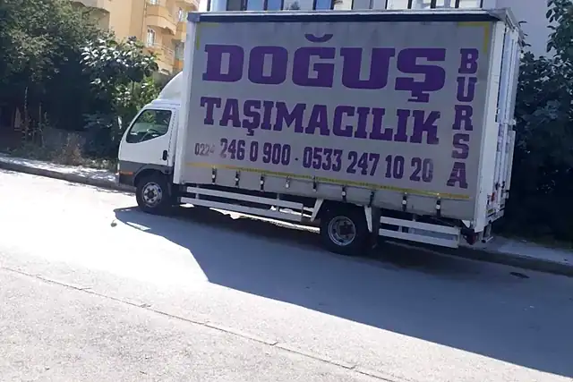 Sokakta park etmiş Doğuş Taşımacılık Bursa yazılı kamyon